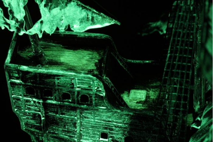 Model Kit loď 9042 - Flying Dutchman (Ghost Ship) (1:100)