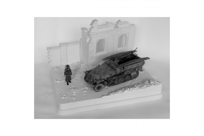 House with wall in rubble - 3N30