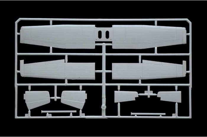 Model Kit letadlo 2764 - CESSNA 172 SKYHAWK - 1987 Landing on Red Square (1:48)