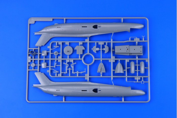 L-29 Dolphin (1:48) - 8099