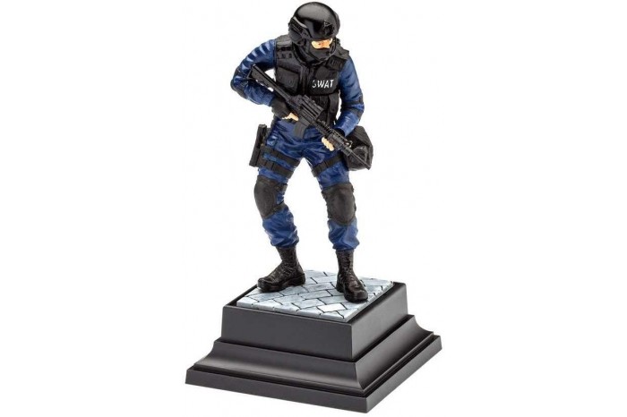 Plastic ModelKit figurka 02805 - SWAT Officer (1:16)