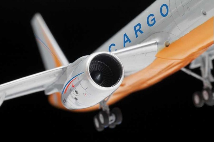 Model Kit letadlo 7031 - Tupolev TU 204-100 Cargo (1:144)