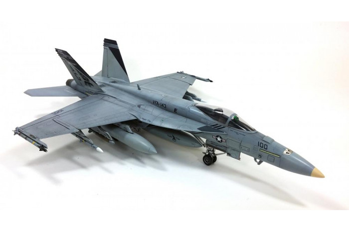 Model Kit letadlo 12547 - USN F/A-18E VFA-143 "PUKIN DOGS" (1:72)