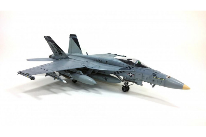 Model Kit letadlo 12547 - USN F/A-18E VFA-143 "PUKIN DOGS" (1:72)