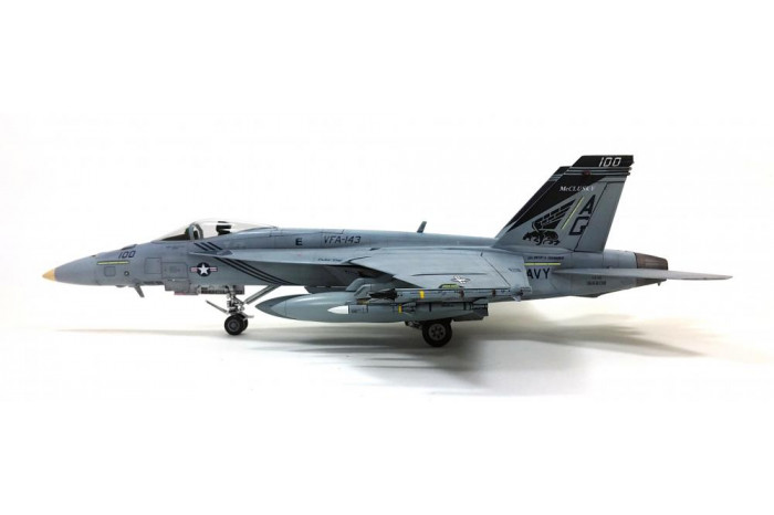 Model Kit letadlo 12547 - USN F/A-18E VFA-143 "PUKIN DOGS" (1:72)