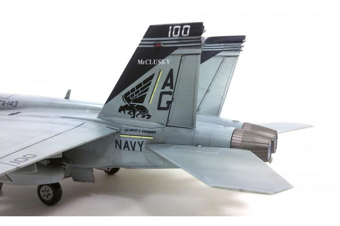 Model Kit letadlo 12547 - USN F/A-18E VFA-143 "PUKIN DOGS" (1:72)