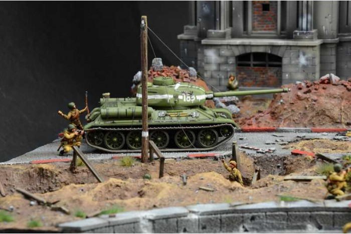 Model Kit diorama 6195 - Berlin 1945: Battle for the Reichstag (1:72)