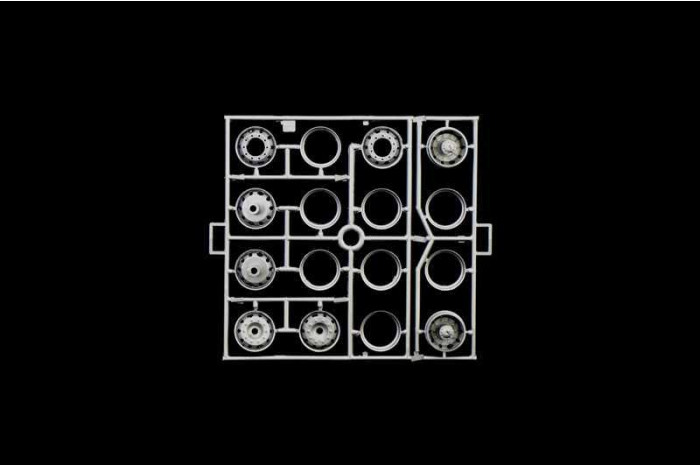 Model Kit truck 3957 - Volvo F-12 Intercooler (Low Roof) with accessories (1:24)