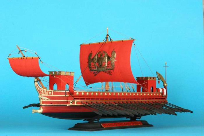 Model Kit loď 9019 – Trireme of the Roman Emperor (1:72)