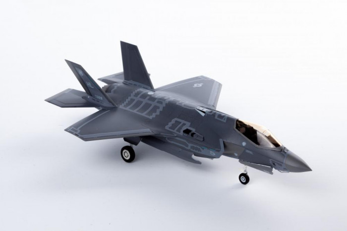 Model Kit letadlo 12561 - F-35A "Seven Nation Air Force" MCP (1:72)