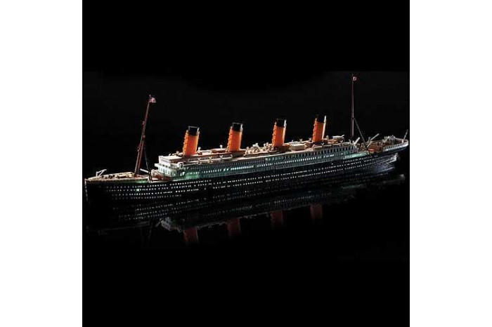 Model Kit loď 14220 - R.M.S. TITANIC + LED SET MCP (1:700)
