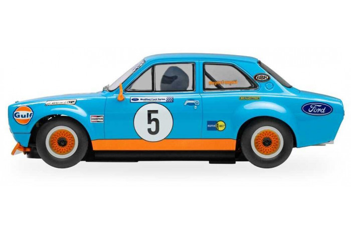 Autíčko Gulf SCALEXTRIC C4530 - Ford Escort MK1 – Wayne Crabtree Modified Fords 2023 (1:32)
