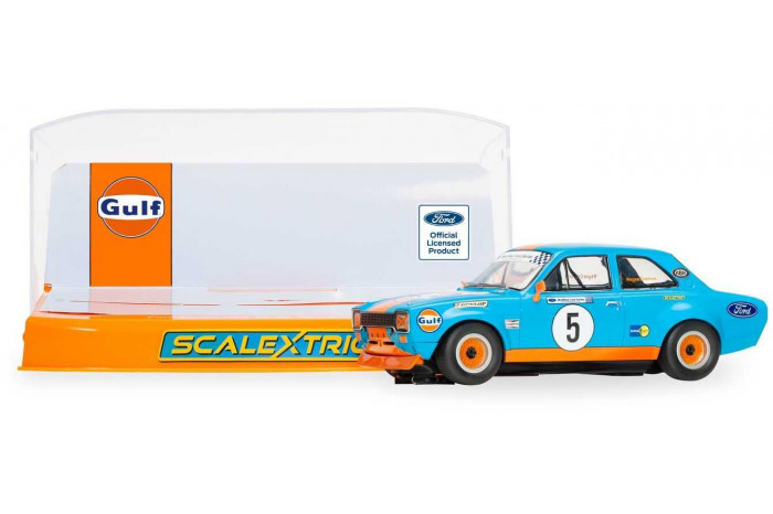 Autíčko Gulf SCALEXTRIC C4530 - Ford Escort MK1 – Wayne Crabtree Modified Fords 2023 (1:32)