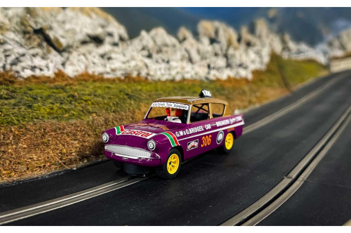 Autíčko Touring SCALEXTRIC C4584 - Ford Anglia 105e George Polley 306 (1:32)