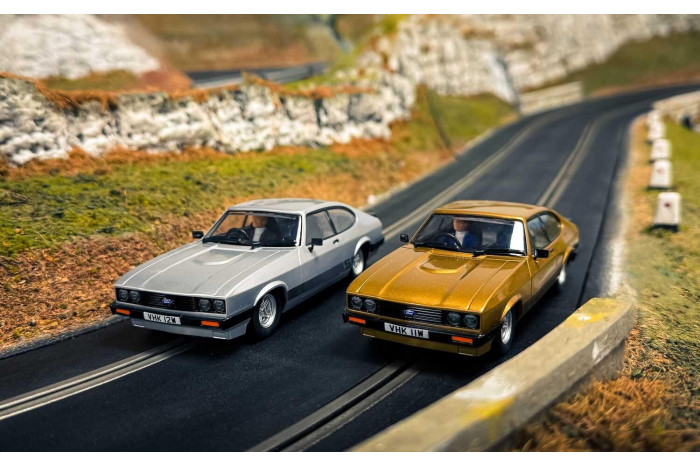 Autíčko Film & TV SCALEXTRIC C4642 - The Professionals Capri Twin Pack (1:32)