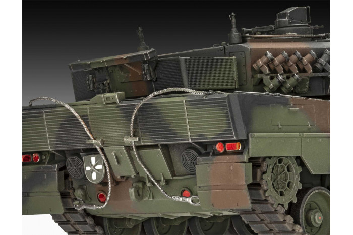 Gift-Set tank 05631 - 70 Years Bundeswehr: Leopard 2 A6A2 (Exclusive Edition) (1:35)