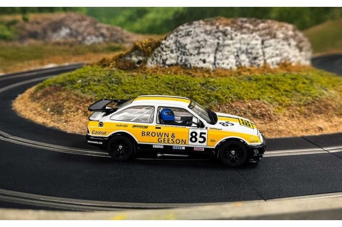 Autíčko Touring SCALEXTRIC C4628 - Ford Sierra RS500 - YTCC Dan Brown 2024 (1:32)