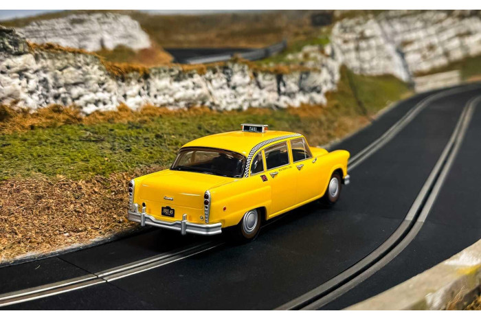 Autíčko Film & TV SCALEXTRIC C4606 - James Bond Checker Taxi Cab - Live And Let Die (1:32)