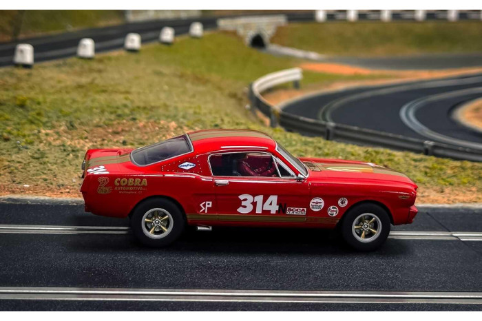 Autíčko GT SCALEXTRIC C4658 - Shelby GT350H - Red and Gold (1:32)