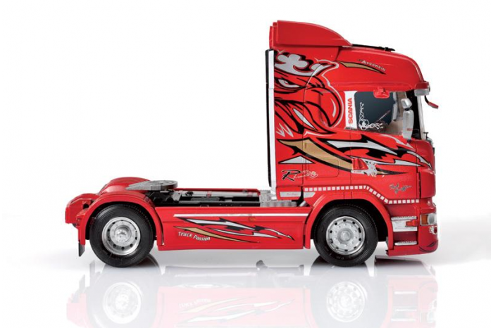 Italeri 3882 1/24 Model Show Trucks Kit Scania R560 V8 Highline Red Griffin 